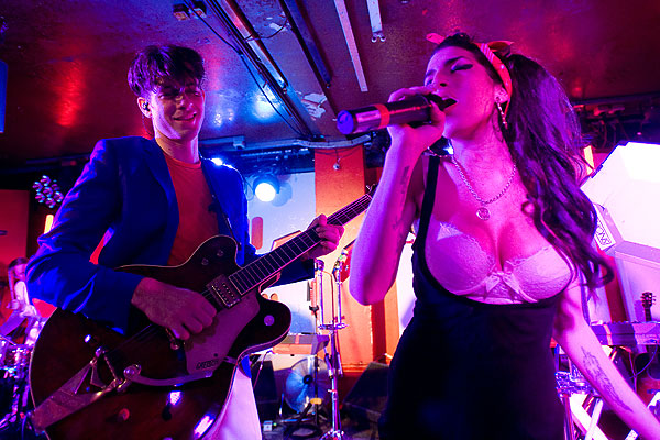 20100706_winehouse_ronson.jpg