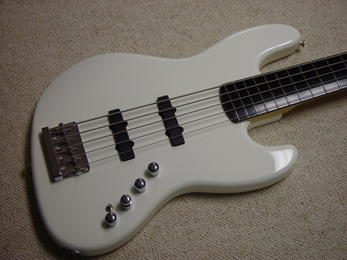 2007SquireJazzDeluxe5String002.jpg