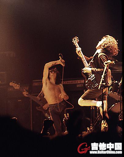 Bon_Scott_Angus_Young.jpg