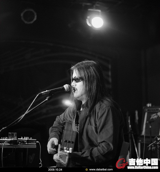 老周来演出，我跟着小窦暖场，帮他唱《百字明》的和声。