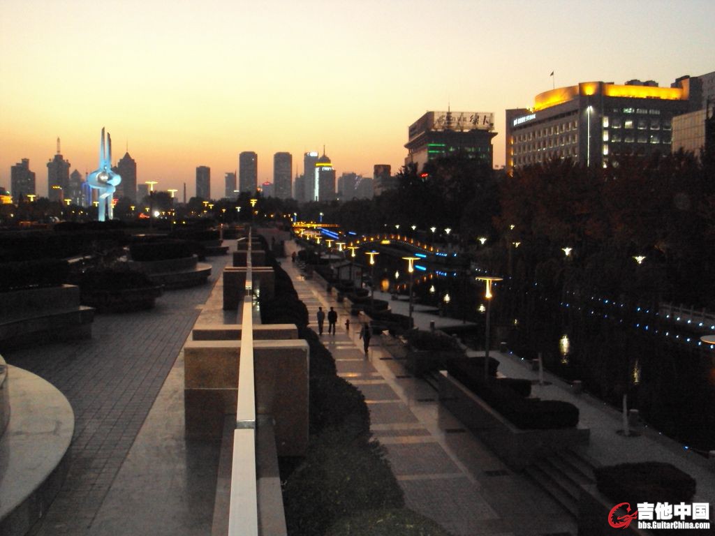 夕阳下的泉城广场