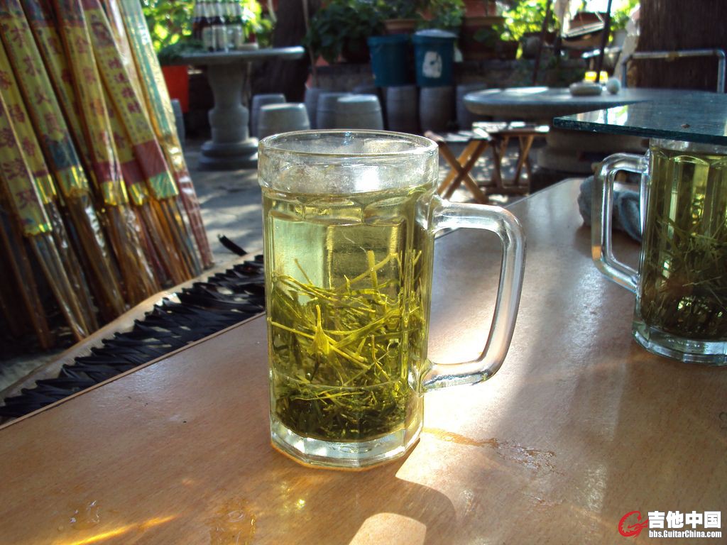 一块一杯，晶莹剔透，一摸是凉的，喝下去全身通透舒畅，只可惜不是夏天~