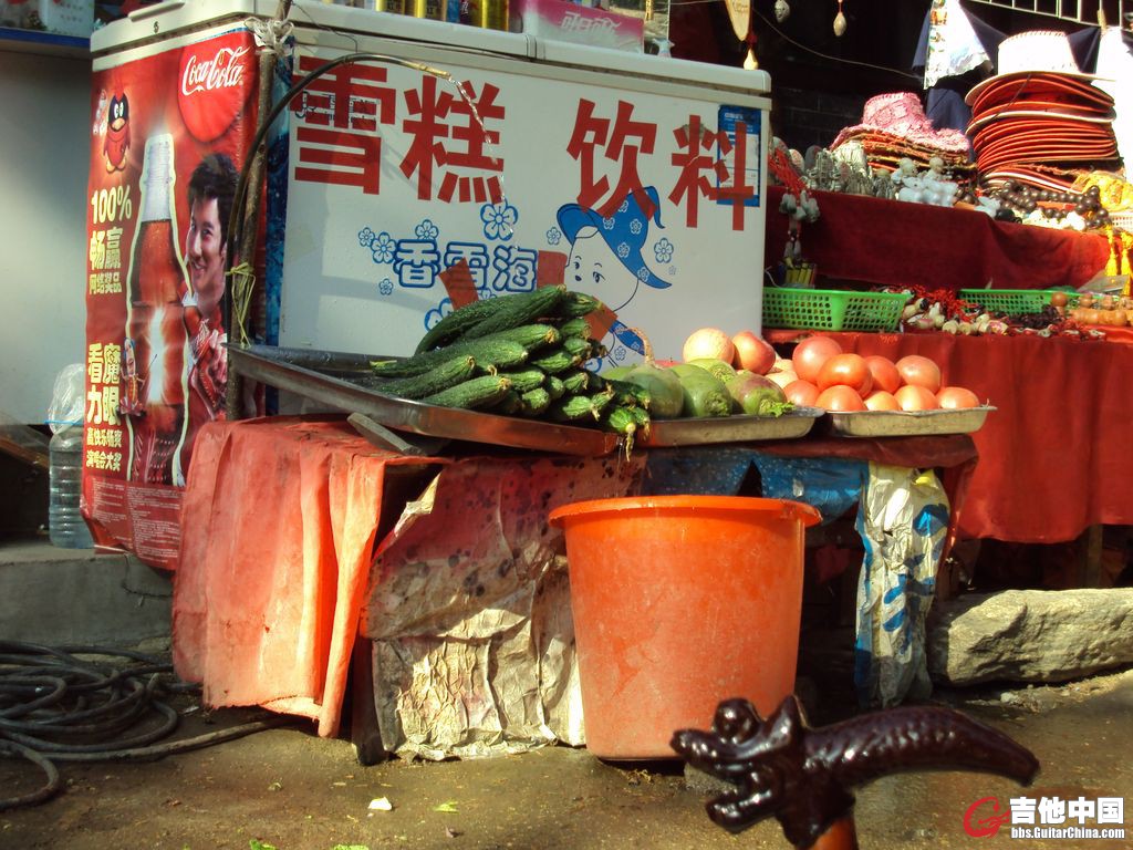 几乎每个摊儿都有黄瓜、西红柿。。。有意思的是都接了根小细管儿给蔬菜们撒水保湿