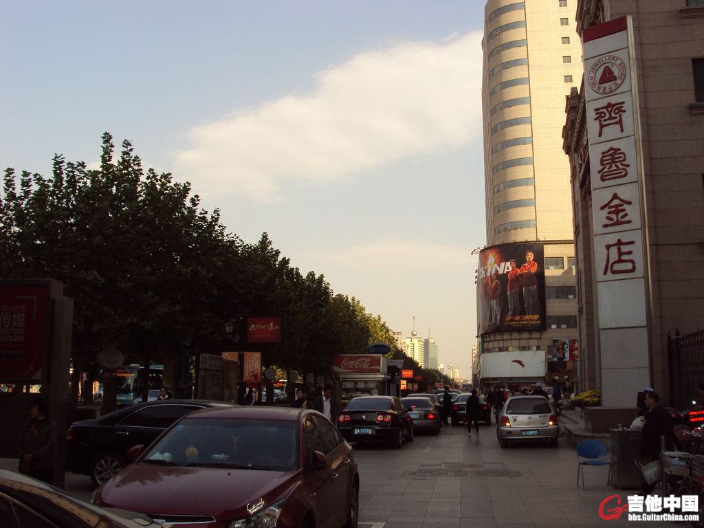 泉城路，济南市据说最热闹最繁华的地段~