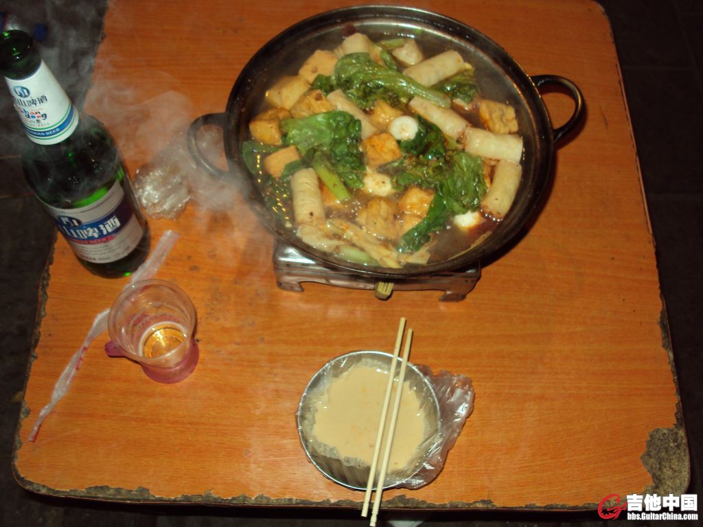 夜市以衣服和小商品为主，吃的东西不多，我吃的是麻辣烫和崂山啤酒。之前还要了一个烧饼加烤的乱七八糟的东 ...