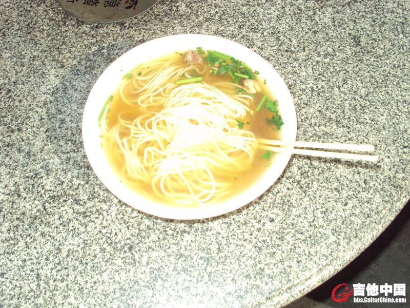 10块一碗的所谓牛肉面，味道极差，凑合吃吧