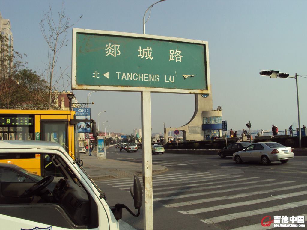 出站5分钟，就是这条街（西），傍边就是海