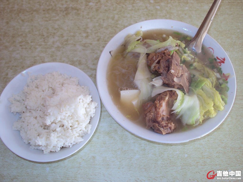 都过饭点儿了，赶紧去吃饭，“排骨米饭”，与我想象的不太一样，用汤泡饭，味道不错