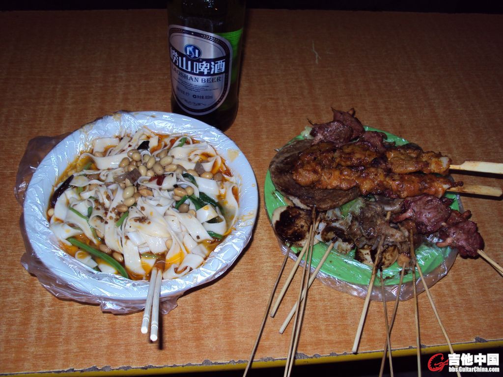 大观园西边的胡同里吃的牛肉板面，4块