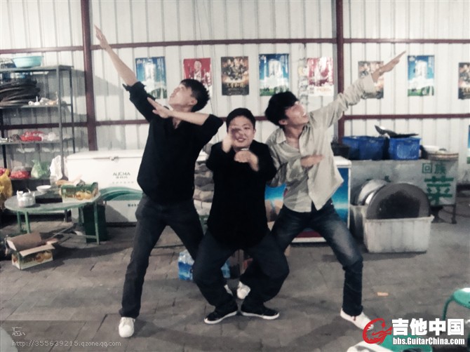 某天我们去吃烧烤，大家酒足饭饱后，他们开始了...