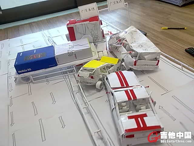 跑车撞向前方时，双气囊已经打开