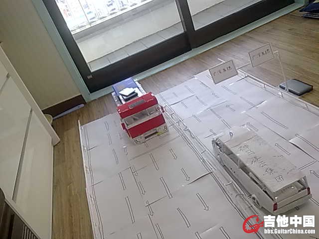 由于货车司机疲劳驾驶，车辆冲出了隔离带