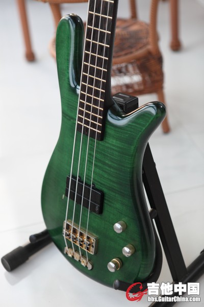 2.-.  97年产 Warwick 流光溢彩 PRO M 4 贝司，9成新，带W琴盒DUNLOP背带扣    价格：7000