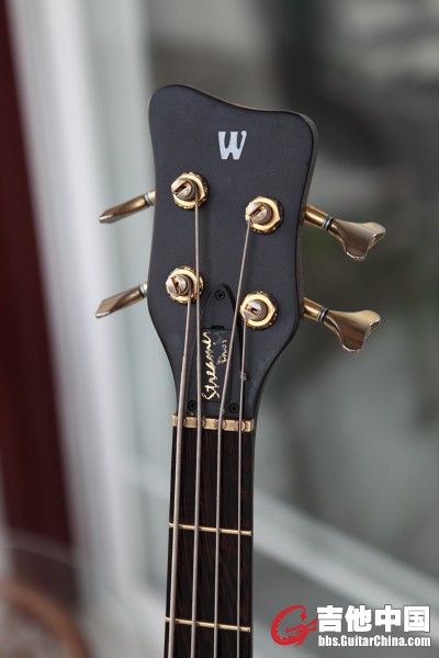 2.-.  97年产 Warwick 流光溢彩 PRO M 4 贝司，9成新，带W琴盒DUNLOP背带扣    价格：7000