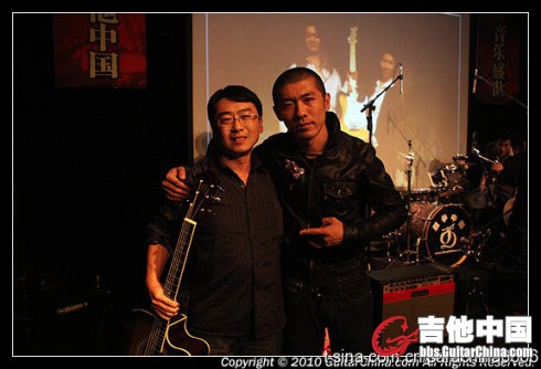 吉他中国10周年现场 抽到幸运大奖的瑰纳吉他 高宇峰老师颁奖给我
