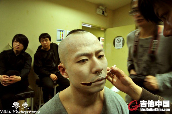 70-2011.4.23专场开场前，后台。 李难的妆。撕裂的嘴。.jpg