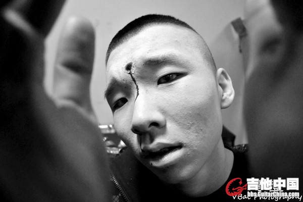 69-2011.4.23专场开场前，后台。申子俊一脸惨白，抱着我的镜头。.jpg