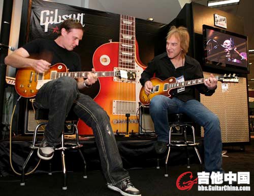 Joe-Bonamasa-Dave-Amato-w-Les-Paul-Axcess[1].jpg