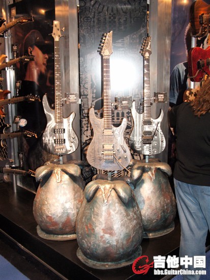 2006_NAMM_HR_GIGER_Guitars.jpg