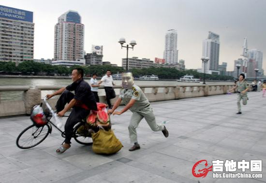 西门烧烤野蛮执法ING[1].....JPG