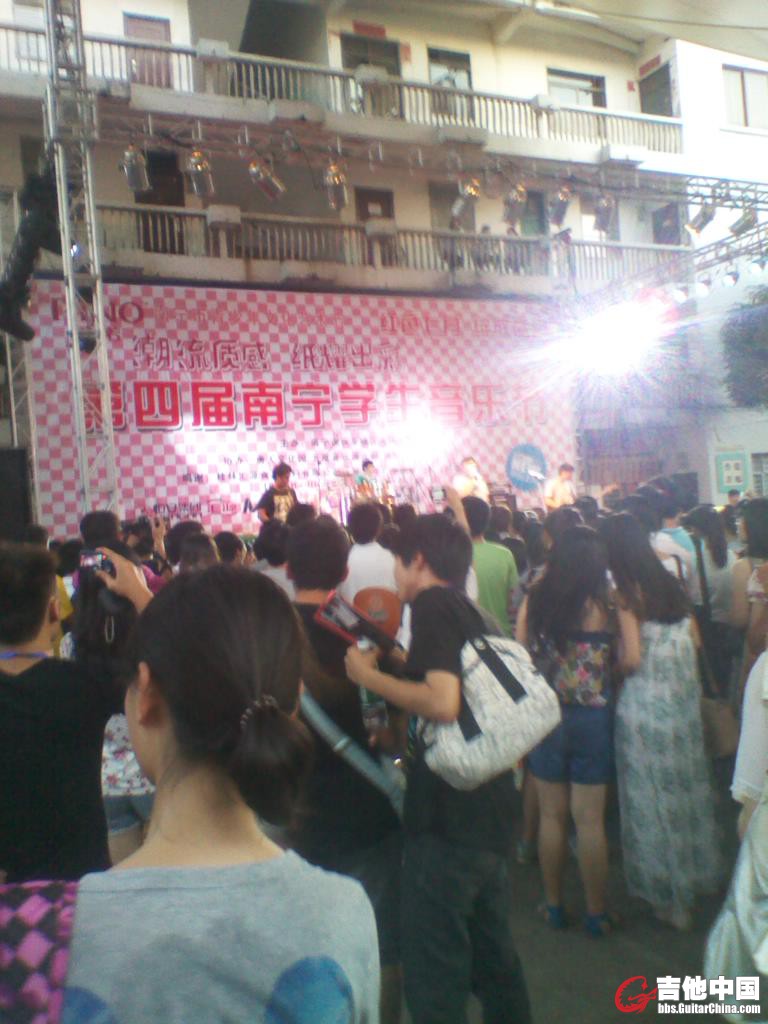 往舞台前走近一些