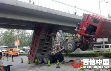 在桥底下变形的后果！