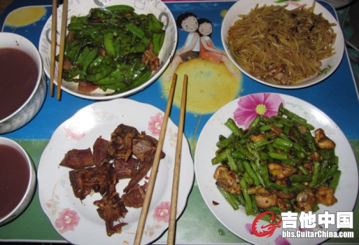 荷兰豆炒肉、土豆丝烧肉、鸡腿炒四季豆、上顿的鸭脖子