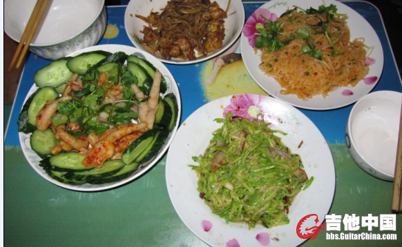 黄瓜配泡椒鸡爪、菜瓜烧肉、凉拌萝卜丝、土豆烧肉