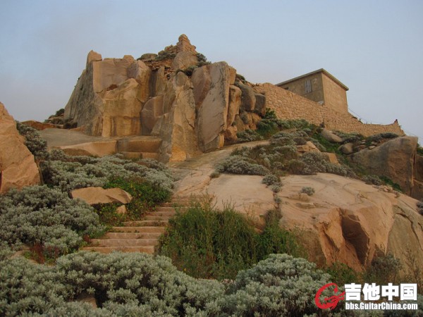 上面住的这家人每天对着大海吃饭.jpg
