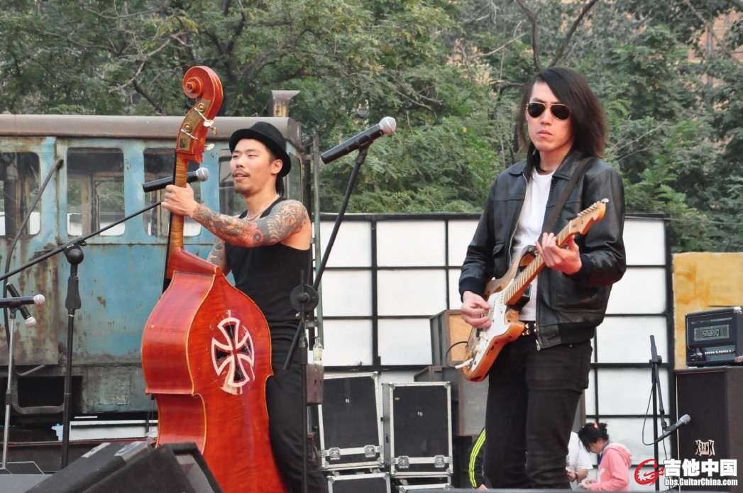 帅哥吉他手.jpg