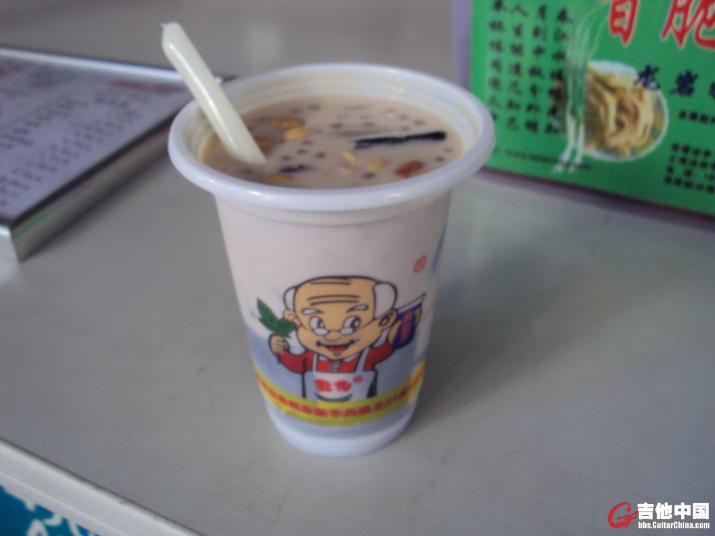 烧仙草，里面有仙草，有花生，有红豆等等配料和奶茶