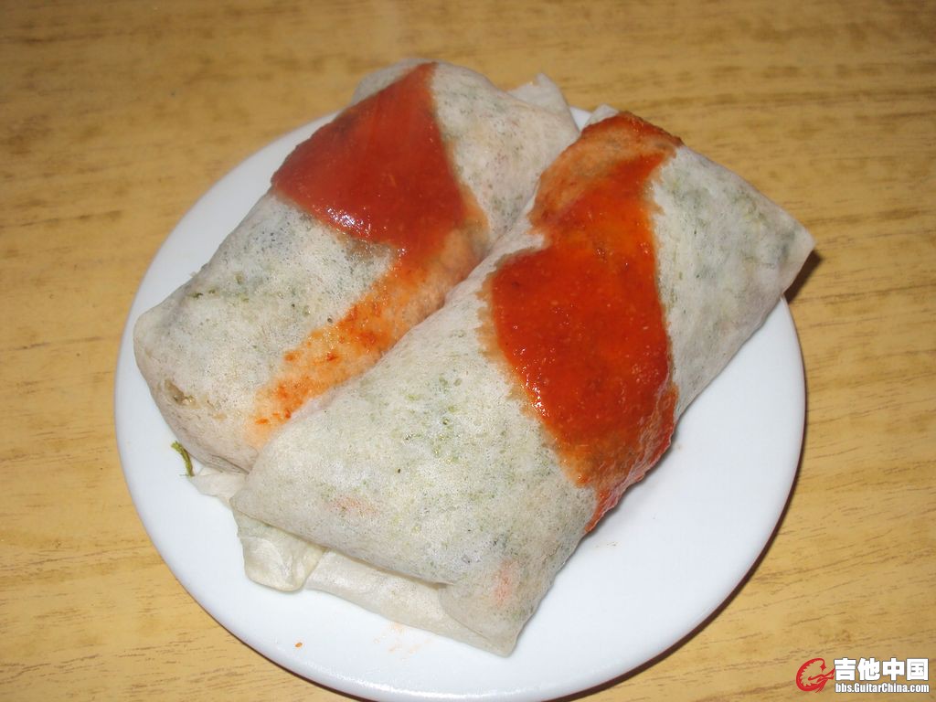 厦门的春卷，里面以菜为主，好像也有蛤蜊肉