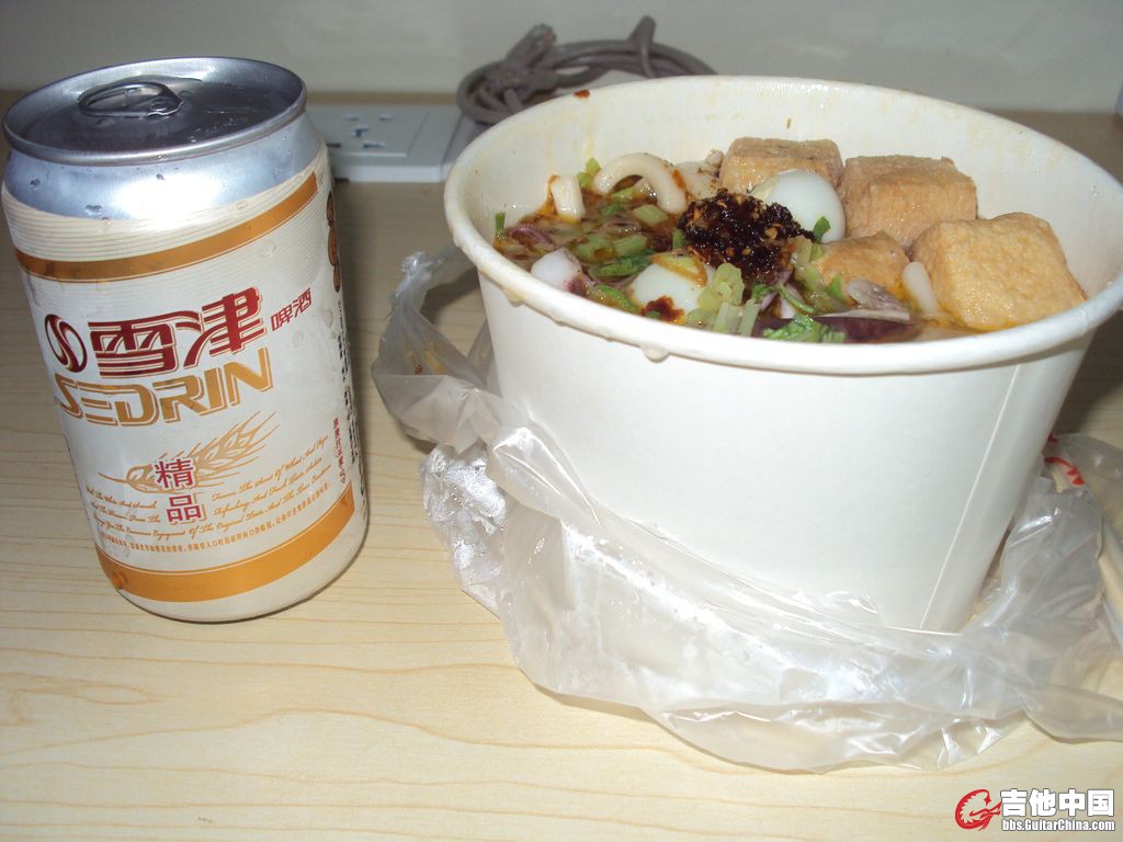 超市买的啤酒，尽管已经很饱了，但还是都吃完了，味道不错