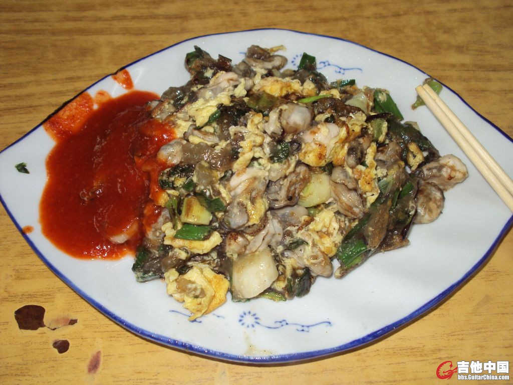 海蛎煎，味道还行，红色的事沙茶酱，甜辣口儿