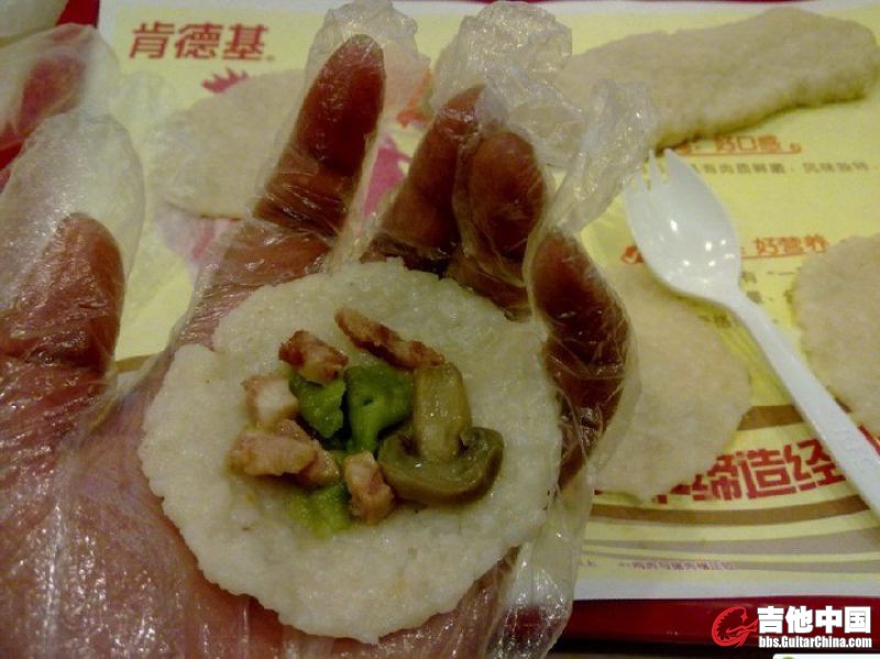 第六步：把培根蘑菇放进去 鸡肉自己吃掉