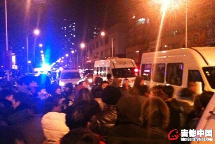 日晚10时左右，沈阳市皇姑区小白楼地区发生警匪枪战。持枪匪徒已被警方击毙。据悉，枪战持续1个多小时，现已 ...