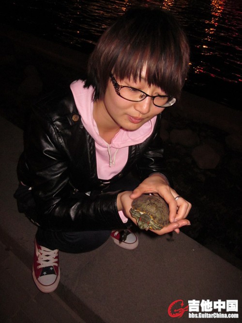 小丽心疼的捧着它！生怕再弄疼它！