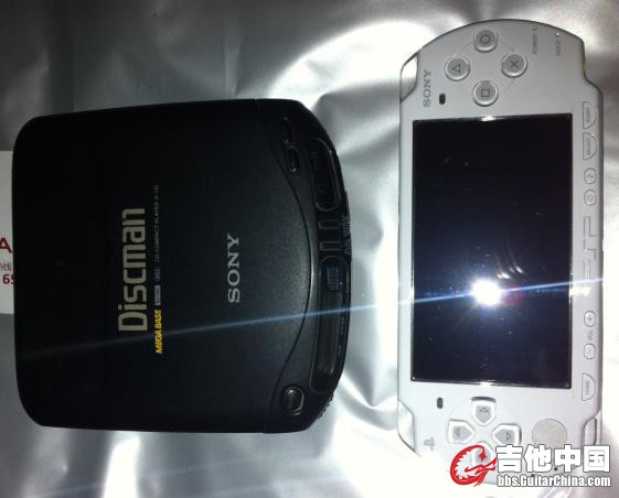 各一个 sony第一代cd机 不带减震正常使用，psp2000 裸机带套及电源，完美状态！