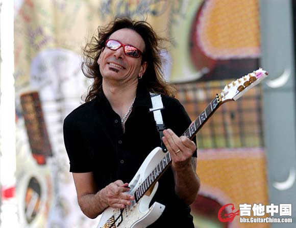 Steve_Vai_2_-_Crossroads_Guitar_Fest_2004_-_lg.6297735.jpg