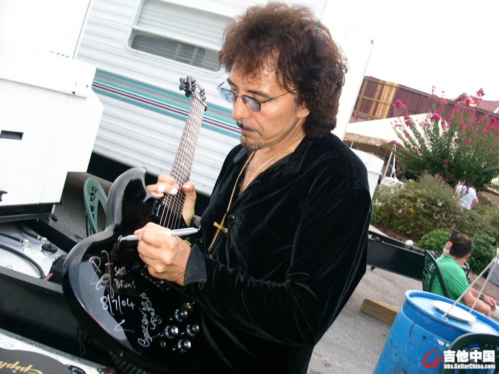 Tony signing a Gibson SG 1 - Ozzfest 2004.jpg