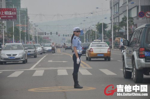 当地女警是亮点，据说是协警