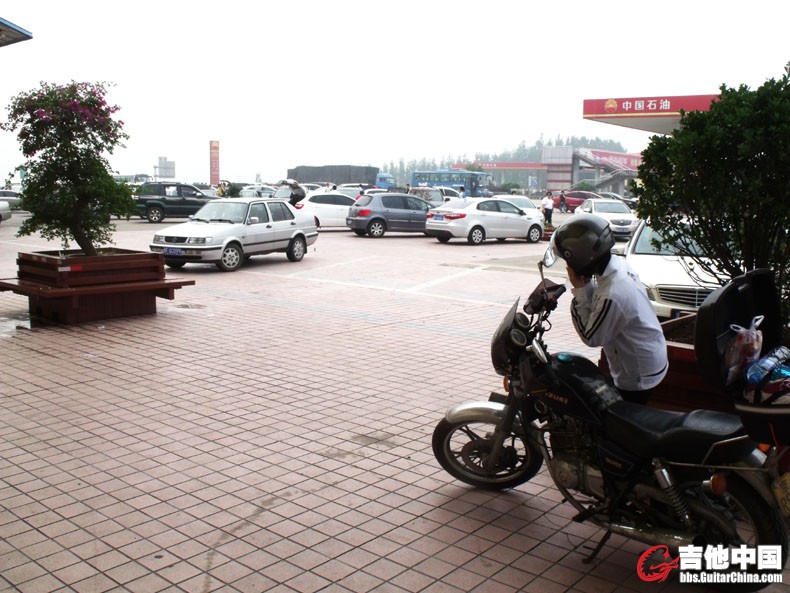 2012_03京沈高速服务区，观后镜对于女人永远是化妆镜.JPG