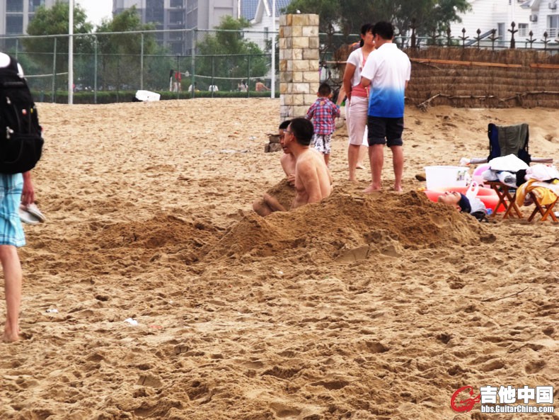 2012_08游客在玩沙子埋人.JPG