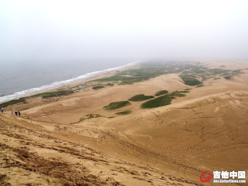 2012_24终于登上翡翠岛最高的沙山，远处海天一线！地上的字其实很大，是脚印组成的.JPG