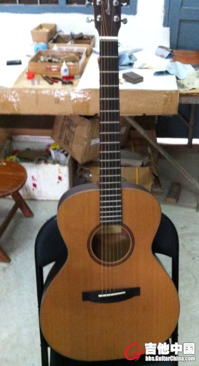 OM桶是目前国际最流行的琴型，韩国吉他神童郑成河一直使用OM