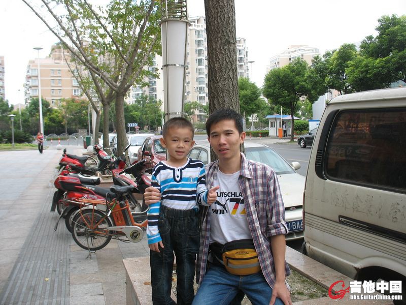 和未来的大师（杨胜儿子）合影，小家伙6岁，但已经会敲板听声音了，