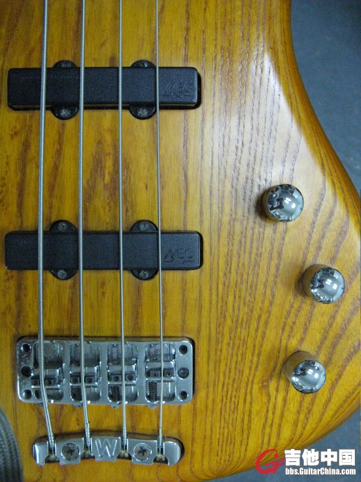 warwick corvette 4 standard pickups.jpg