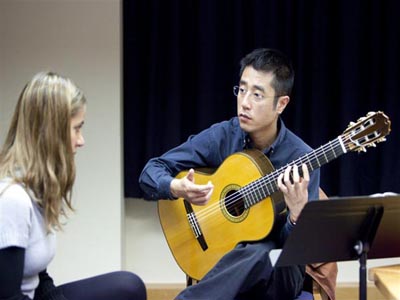 在英国苏格兰皇家音乐学院一年一度的BIG GUITAR WEEKEND   给希腊学生上课.jpg