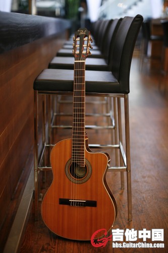pavguitar_stool_upright_004.sized.jpg