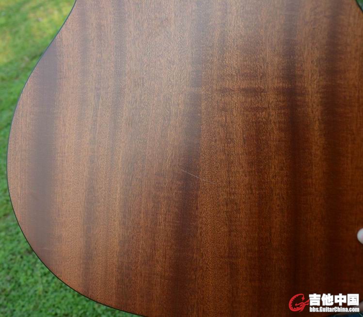 背面条3-4厘米的划痕